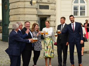 Americký ministr návštěvu Plzně zakončil v pivovaru