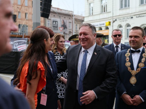 Rozesmátý americký ministr zahraničí Mike Pompeo se u pomníku Díky, Ameriko! zdravil vřele s Plzeňany