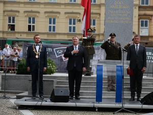 Rozesmátý americký ministr zahraničí Mike Pompeo se u pomníku Díky, Ameriko! zdravil vřele s Plzeňany