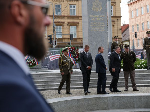 Rozesmátý americký ministr zahraničí Mike Pompeo se u pomníku Díky, Ameriko! zdravil vřele s Plzeňany