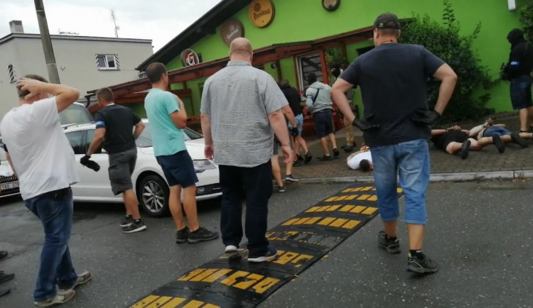 Vyděrači neměli proti zásahové jednotce nejmenší šanci a skončili v poutech na zemi