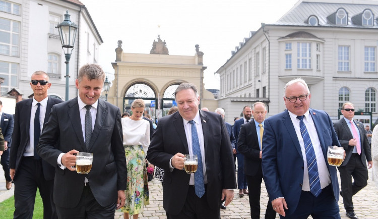 Americký ministr návštěvu Plzně zakončil v pivovaru