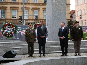 Jak jsme si pracovně užili návštěvu ministra zahraničí USA u pomníku Díky, Ameriko!