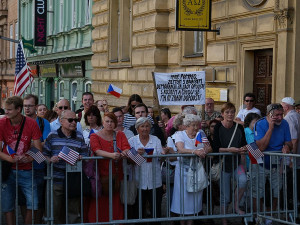 Jak jsme si pracovně užili návštěvu ministra zahraničí USA u pomníku Díky, Ameriko!