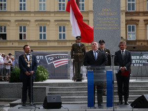 Jak jsme si pracovně užili návštěvu ministra zahraničí USA u pomníku Díky, Ameriko!