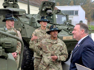 Bývalý tankista Mike Pompeo si z Plzně odvážel knihu místního autora, kterou právě on určitě ocení
