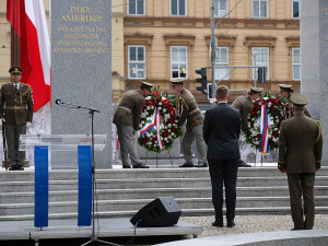 Oba ministři při slavnostním aktu před pomníkem v Plzni