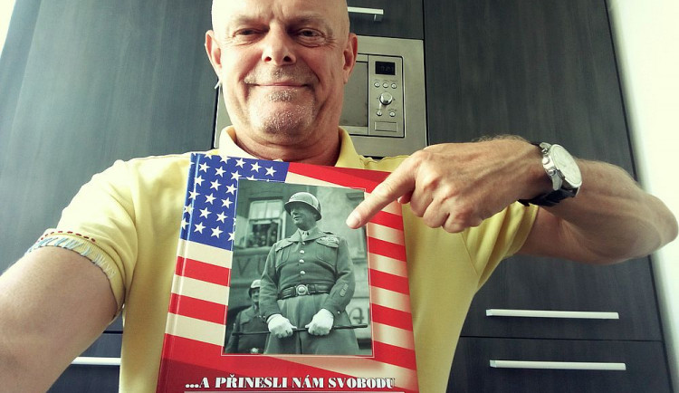 Zdeněk Roučka se svojí knihou, kterou prostřednictvím českého ministra Tomáše Petříčka věnoval Miku Pompeovi