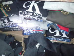 Celníci si opět došlápli na příhraniční tržnice, zabavili tisíce kusů padělků značkového zboží