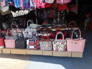 Celníci si opět došlápli na příhraniční tržnice, zabavili tisíce kusů padělků značkového zboží