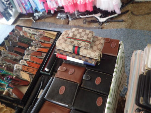 Celníci si opět došlápli na příhraniční tržnice, zabavili tisíce kusů padělků značkového zboží