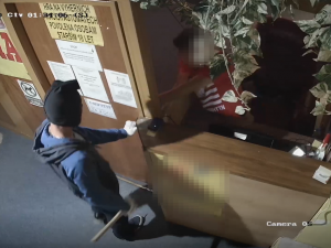 Policisté dopadli brutální lupiče z herny, přepadeného zaměstnance téměř ubili k smrti