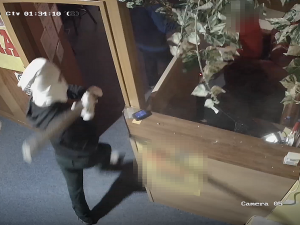 Policisté dopadli brutální lupiče z herny, přepadeného zaměstnance téměř ubili k smrti