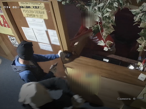 Policisté dopadli brutální lupiče z herny, přepadeného zaměstnance téměř ubili k smrti