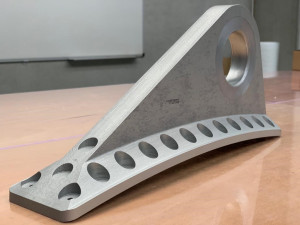 Detail montážního kloubu. Jedná se o jeden z kritických dílů zajišťujících přenos zatížení z centrálního stupně na postranní urychlující motory