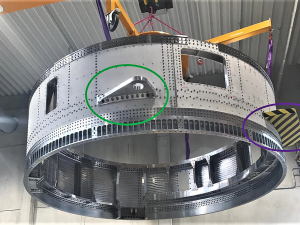 Vnější plášť je hlavní komponent, který zajišťuje spojení urychlovacích motorů s centrálním stupněm rakety