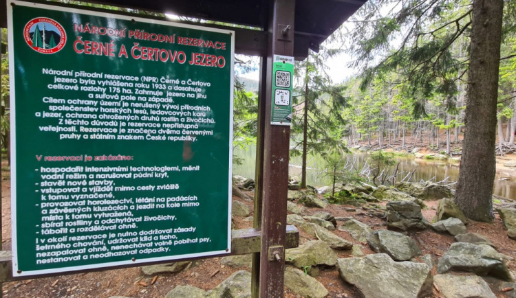 size4-15972329934003-2-ledovcova-jezera-lakaji-ke-koupani-lide-ale-poskozuji-jejich-citlive-vodni-ekosystemy