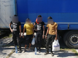 Řidič kamionu vezl čtyři černé pasažéry už z Rumunska, zjistil to prý až u hranic se SRN