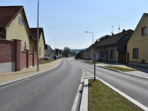 Větší bezpečnost pro chodce i motoristy, díky rekonstrukci zde konečně vznikly i chodníky