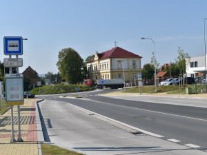 Větší bezpečnost pro chodce i motoristy, díky rekonstrukci zde konečně vznikly i chodníky