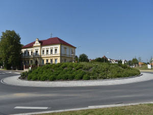 Větší bezpečnost pro chodce i motoristy, díky rekonstrukci zde konečně vznikly i chodníky