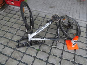 Auto zničilo i kolo