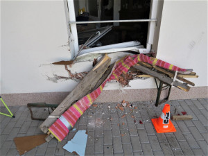 Zničená zeď domova pro seniory