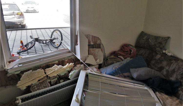 Auto po nárazu udělalo uvnitř místnosti pořádnou paseku