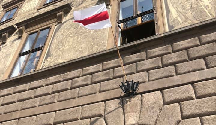 Plzeňská radnice vyvěsila vlajku Běloruska, aby podpořila boj proti Lukašenkově diktatuře