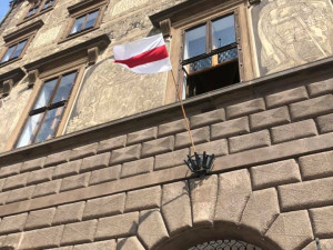 Plzeňská radnice vyvěsila vlajku Běloruska, aby podpořila boj proti Lukašenkově diktatuře