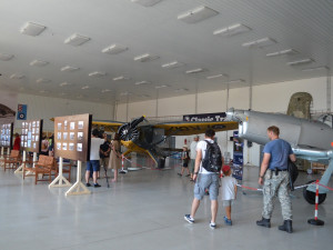 Hangár s historickými skvosty se otevřel veřejnosti, zítra čekejte na nebi Spitfire