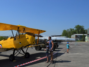 Hangár s historickými skvosty se otevřel veřejnosti, zítra čekejte na nebi Spitfire
