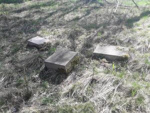 Rozvalený pomník u zaniklé obce Svatý Vojtěch