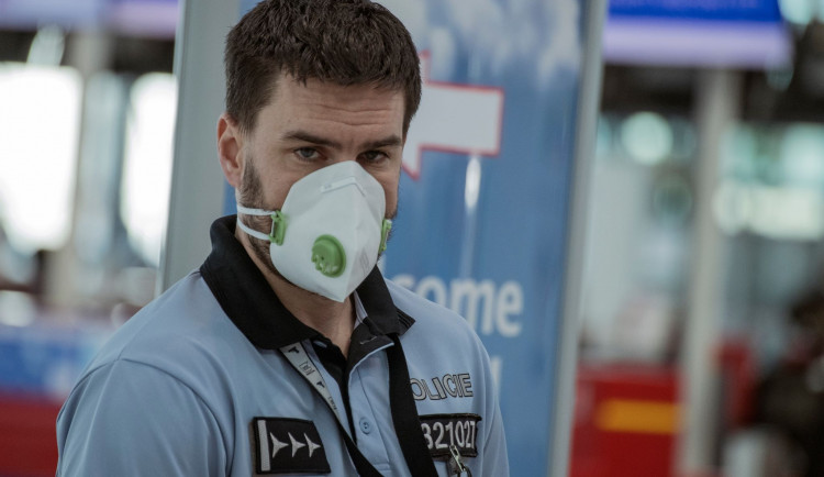 Do policejních budov v Plzeňském kraji můžete od dneška vstupovat jen s rouškou