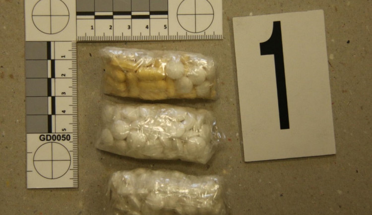 Policie obvinila další lidi z pašování drog do valdické věznice. Jejich počet už stoupl na patnáct