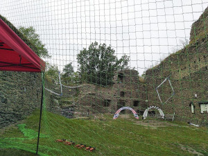 Drony létaly přímo v prostorách zříceniny hradu Buben