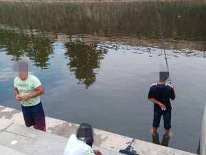 Cizinci dostali chuť na ryby, v centru města lovili bez povolení