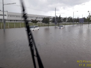 Plzeňským krajem se prohnaly přívalové lijáky s bouřkou, z polí se valilo bahno s vodou