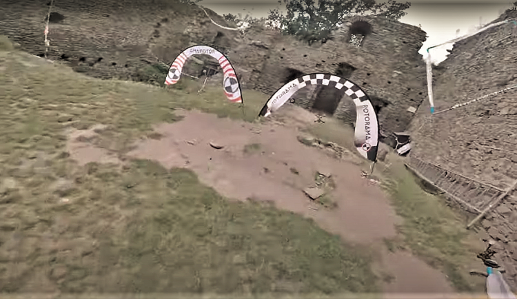 Takto vypadá závod z pohledu pilota dronu
