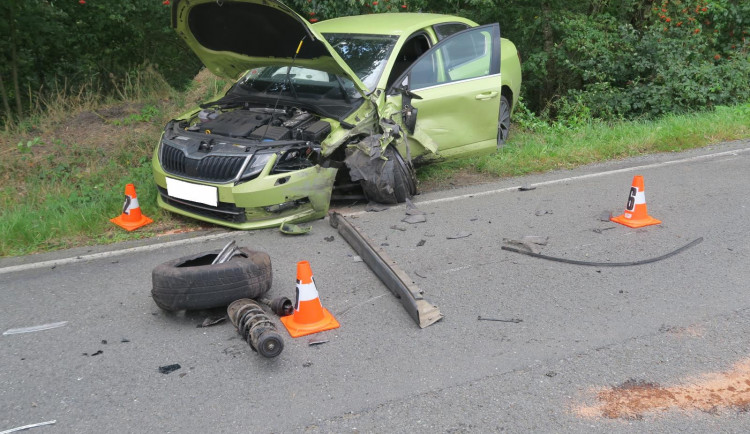 Řidič se vyhýbal ptáku na silnici, přejel do protisměru a naboural další automobil