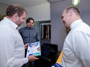 Viktoriáni jsou hrdí na své město i na nové dresy, jeden věnovali primátorovi Plzně
