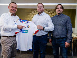 Viktoriáni jsou hrdí na své město i na nové dresy, jeden věnovali primátorovi Plzně