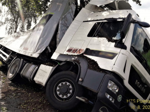 Náklad štěpky kamion do cíle nedovezl, skončil převrácený v příkopu