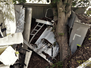 Náklad štěpky kamion do cíle nedovezl, skončil převrácený v příkopu