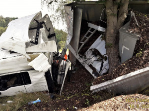 Náklad štěpky kamion do cíle nedovezl, skončil převrácený v příkopu