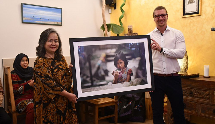 Tomáš Vaňourek měl pro paní velvyslankyni připraven velkofomátový snímek dívenky z indonéského ostrova Nias