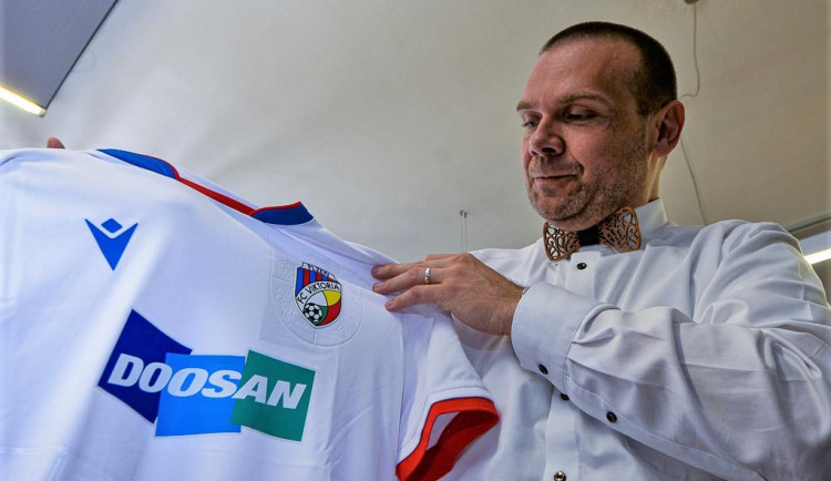 Viktoriáni jsou hrdí na své město i na nové dresy, jeden věnovali primátorovi Plzně