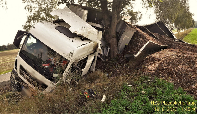 Náklad štěpky kamion do cíle nedovezl, skončil převrácený v příkopu