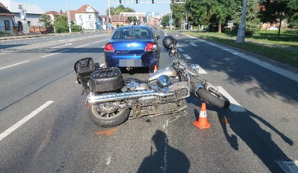 Hradecká policie hledá svědky nedělní dopravní nehody, od které ujel řidič
