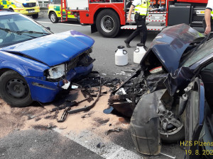 Provoz na obchvatu Třemošné ochromila hromadná nehoda